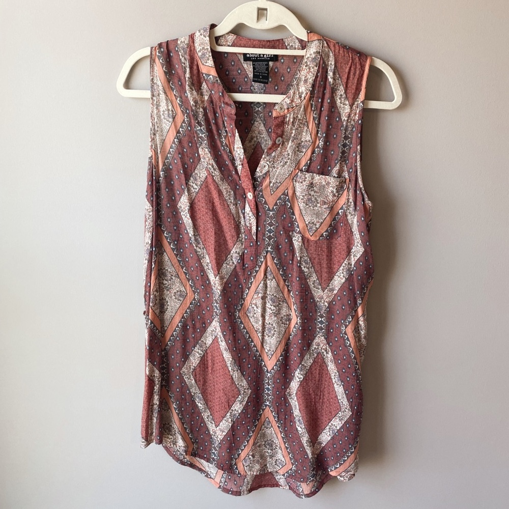 Partially buttoned tank ♥️ - Picture 2 of 2